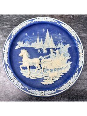 Incolay Christmas Cameo Collector Plate Sleigh Scene 1990 Home with the Tree
